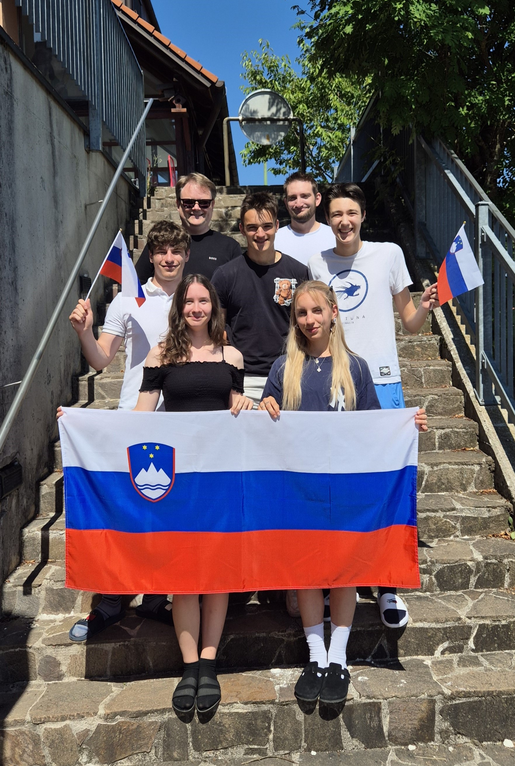 Slovenska ekipa z vodjema: spredaj Nika in Suna, na sredini Matija, Žiga in Mark Iztok, zadaj Aleš in Jan